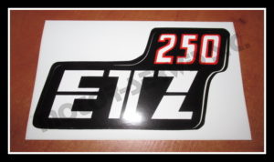 naklejka_na_pokrywe_boczna_etz250_aa24015